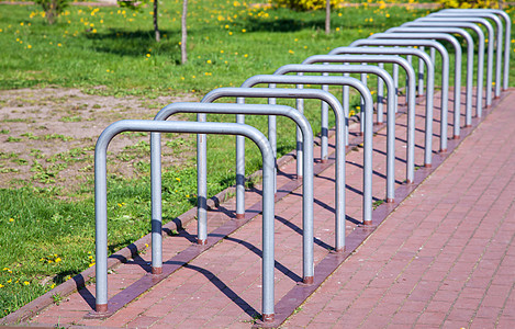 自行车车泊车位城市团体绿色路面瓷砖灰色街道金属场景图片