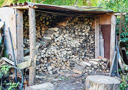 木柴堆放在柴堆里贮存资源农村环境林业乡村材料木材黄色库存图片