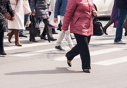 十字路口行人运动场景城市生活斑马线人群人行道团体交通白色人体图片