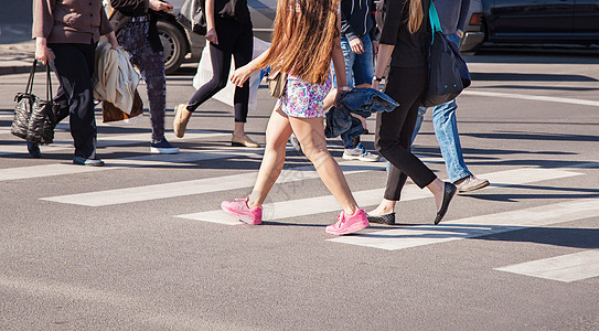 在人行道上行走的行人男人城市生活青少年行动城市蓝色速度女性团体牛仔裤图片