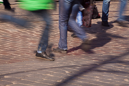 十字路口行人脚下城市男人裤子人群手袋男性穿越街道裙子运动图片