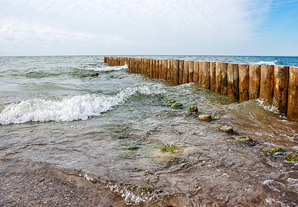 海景与海浪相撞 悬浮在防波堤上危险力量泡沫冲浪蓝色晴天活力海洋海滩海岸图片