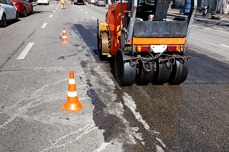 市内道路部分修补的重橙色振动路面滚轴干线沥青图片