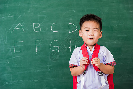 幼儿园男孩穿着学生制服 带书包S的校服快乐背包学习木板乐趣男生孩子教育瞳孔学校图片