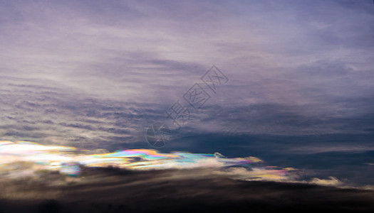 云彩的光环 云中颜色的出现彩虹珍珠气氛灰色虹膜黑色白色天空彩虹色太阳图片