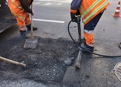 工兵旅清除部分沥青 在道路建设中用铲子铲平碎石职场街道活动工具工人建筑路面维修团队图片