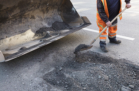 部分修补沥青路 工人清理道路的一条坏路建筑工人构造活动劳动者工地男人团队建造工具职业图片