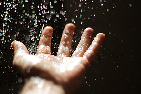 在水滴下打开人的手身体照片皮肤淋浴拇指手指图片