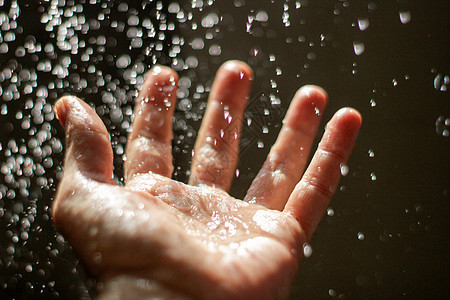 在水滴下打开人的手身体皮肤拇指照片淋浴手指图片
