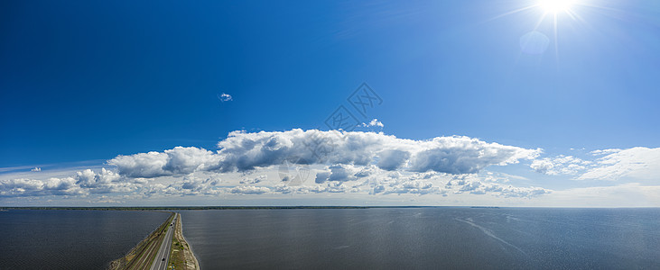 巨大的大河的空中景象 水坝在美丽的圆下图片