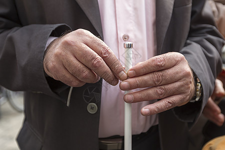 紧贴着盲人的手拿着棍子民众安全老年甘蔗服务眼睛帮助导航工作残障图片