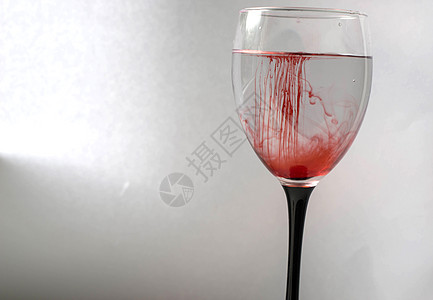 一杯红酒酒杯液体酒厂玻璃背光瓶子奢华周年派对摄影图片