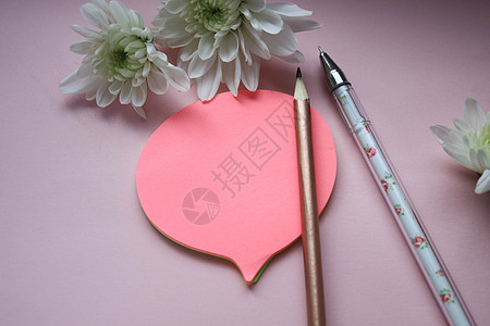 用笔 铅笔和花贴在粉红背景上的贴纸教育文档绘画桌子艺术笔记本工作女孩魅力办公室图片