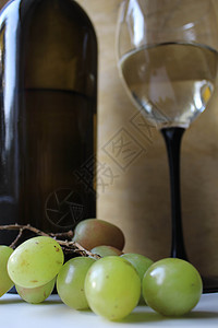 酒瓶和酒杯 还有白葡萄和葡萄 在木制背景上液体团体奢华葡萄园酒厂庆典软木玻璃木头酒精图片