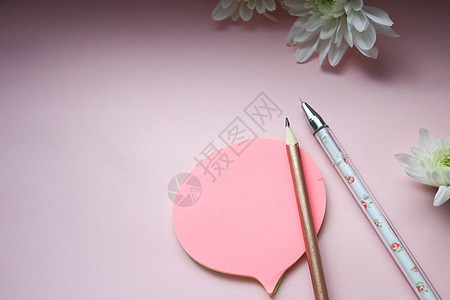 用笔 铅笔和花贴在粉红背景上的贴纸教育蓝色桌子笔记本日记艺术笔记工作框架女性图片