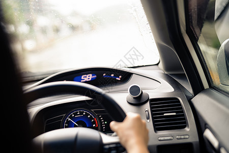 雨季安全驾驶 速度控制和安全距离接下雨日安全驾驶路线控制板旅行公路汽车汽油通勤者交通车辆司机图片