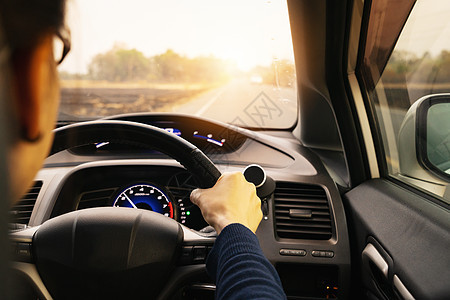 安全驾驶 速度控制和安全路途距离 Dri男性汽车收音机男人车辆公路路线旅行汽油控制板背景图片