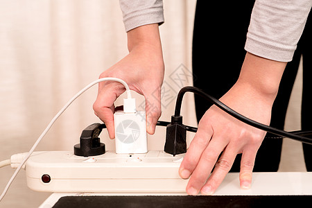 妇女用手将电源的电插头安装在电力供应上c手指白色安全电压交换绳索力量出口推杆活力图片