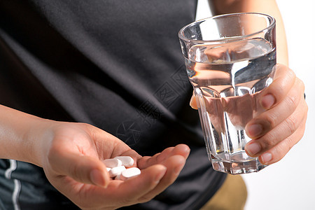 专注在男人的手上 用一杯水拿着药疼痛情绪化剂量医疗男性药片药品卫生疾病男生图片