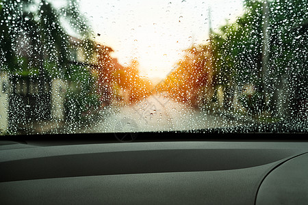雨天的汽车玻璃上下着贫乏的视力雨旅行水滴窗户交通车辆镜子速度屏幕街道挡风玻璃图片
