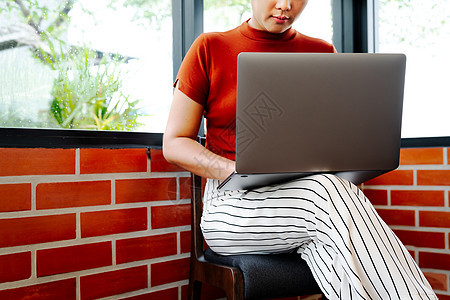 亚洲女性手在笔记本电脑键盘上打字商业教育女士咖啡工作电话商务人士桌子屏幕图片
