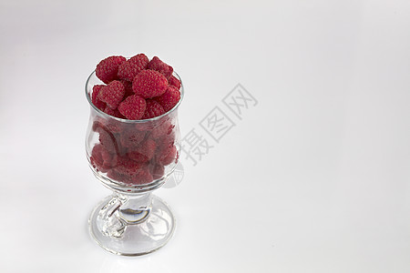 浅色背景的清晰玻璃中的草莓图片