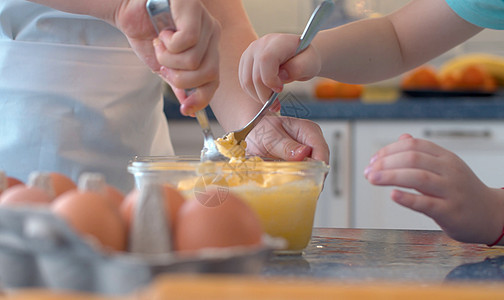 将黄油与糖和鸡蛋混合在一起厨师童年兄弟面团糕点食谱厨房快乐甜点面包图片