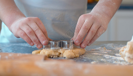 女孩做曲奇饼干 与一个面团厨房家庭生活甜点围裙教育面包师面包幸福烘烤图片