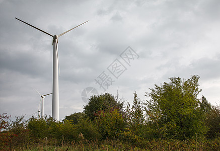 现场现代风车金属发电机车站天空生态创新环境草地涡轮螺旋桨图片