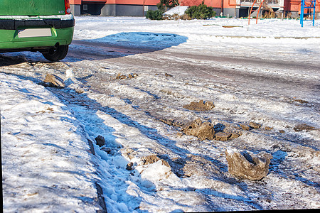 充满冰雪的公路危险运输季节绿色城市天气沥青车轮路面白色图片