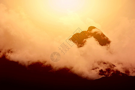 日落在山顶上戏剧性场景太阳农村旅行天空季节天堂天气阳光图片