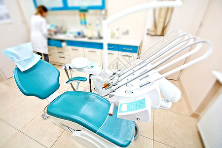 牙科办公室的专业牙医工具和椅子 (单位 千美元)图片