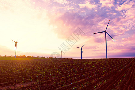 风车图夏季日落时风车停在田野上创新力量农场生态农业螺旋桨场地太阳蓝色技术背景