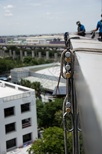 高楼大楼的清洁窗户服务工人 在高楼建筑上打扫窗户服务摩天大楼安装反射风险团体蓝色办公室工作网格职业图片