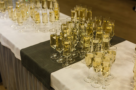 一张配葡萄酒杯的桌子接待宴会仪式风格派对奢华餐饮花束周年酒精图片