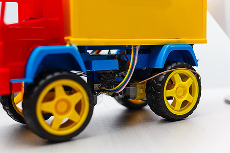 一辆蓝色黄色和红色玩具车安全交通旅行事故车辆作坊天空服务损害驾驶图片