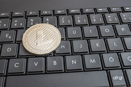 在键盘背景上特写硬币电脑金融网络商业波纹货币区块链钱包投资市场图片
