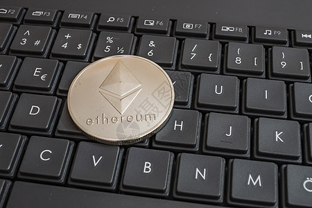 在键盘背景上特写硬币货币网络金子交换市场生长密码电脑金融矿业图片