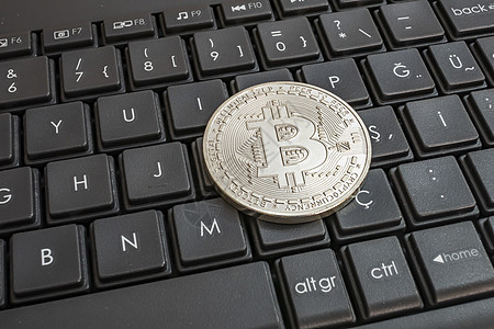 比特币区块链在键盘背景上特写硬币货币现金互联网短跑交换矿业金属钱包技术经济背景