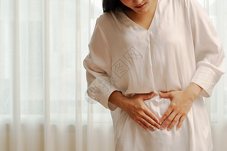 患有腹部疼痛 胃痛的年轻妇女 s痛苦疾病公寓枕头诊所胀气女士症状胃炎家具图片