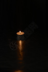 黑色背景的点燃小蜡烛教会祷告烛光烧伤崇拜黑暗宗教仪式精神灵魂图片
