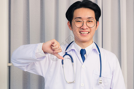 医生男人微笑和听诊器颈部系带显示手指拇指心脏病外科快乐冒充专家工作保健外套药品诊所图片
