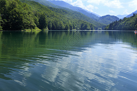 森林山湖平滑表面的白云反射;在林山湖平润面上高清图片