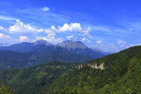 黑山岩石海脊的山区全山景观 因森林茂密而过度生长图片