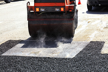 在修补的公路上 有一条重力干燥的滚动式压轴路面沥青工程压力压实机柴油机车辆安全驾驶维修卡车蒸汽图片