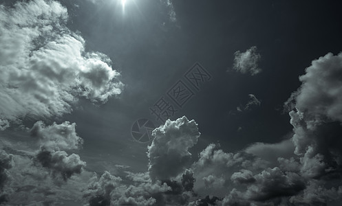 黑暗的戏剧性天空和云彩 死亡和悲伤的背景环境空气阳光风暴天堂天气雷雨气候图片
