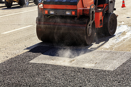 需要修理的公路上一条重力干燥的滚筒式路面沥青晴天车轮振动街道工作卡车运输柴油机道路车辆图片