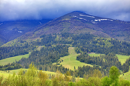 喀尔巴阡山脉高山的风景 沿着电缆起重机铺设的斜坡上图片