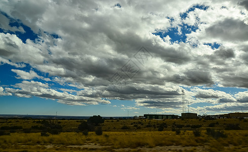 美国新墨西哥州 一片沙漠上 大白云飘过大白云自由全景云景天堂气候风暴环境雷雨天空蓝色背景图片
