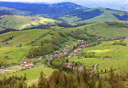 乌克兰喀尔巴阡山脉的美丽景观 从山顶俯视村落 俯瞰高山图片